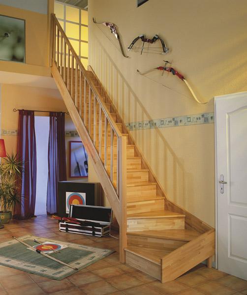 DOLLE PARIS - schody rovné s podstupnicemi, se zábradlím dřevěné sloupky, buk lakovaný/nelakovaný