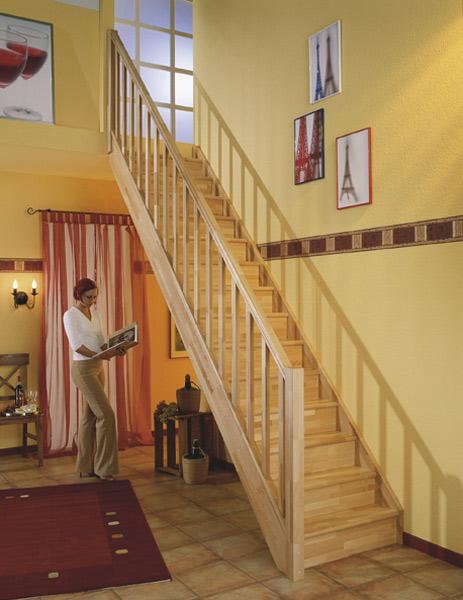 DOLLE PARIS - schody 1/4 levé s podstupnicemi, se zábradlím dřevěné sloupky,buk lakovaný/nelakovaný