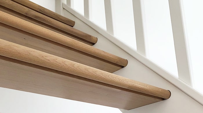 DOLLE PARIS - schody rovné bez podstupnic, se zábradlím dřevěné sloupky, buk-dub lakovaný/bílá